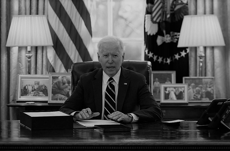 Biden promulga paquete de ayuda de 1,9 billones de&nbsp;dólares