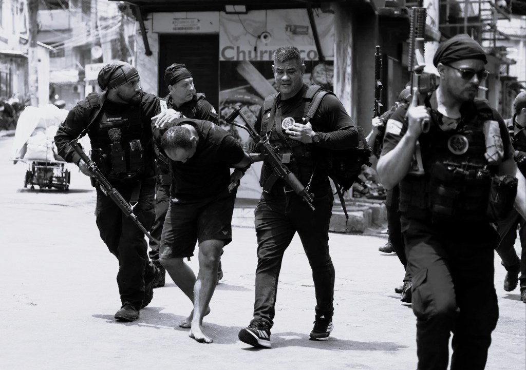 Violencia social en Río de Janeiro entre la policía y el Comando&nbsp;Vermelho
