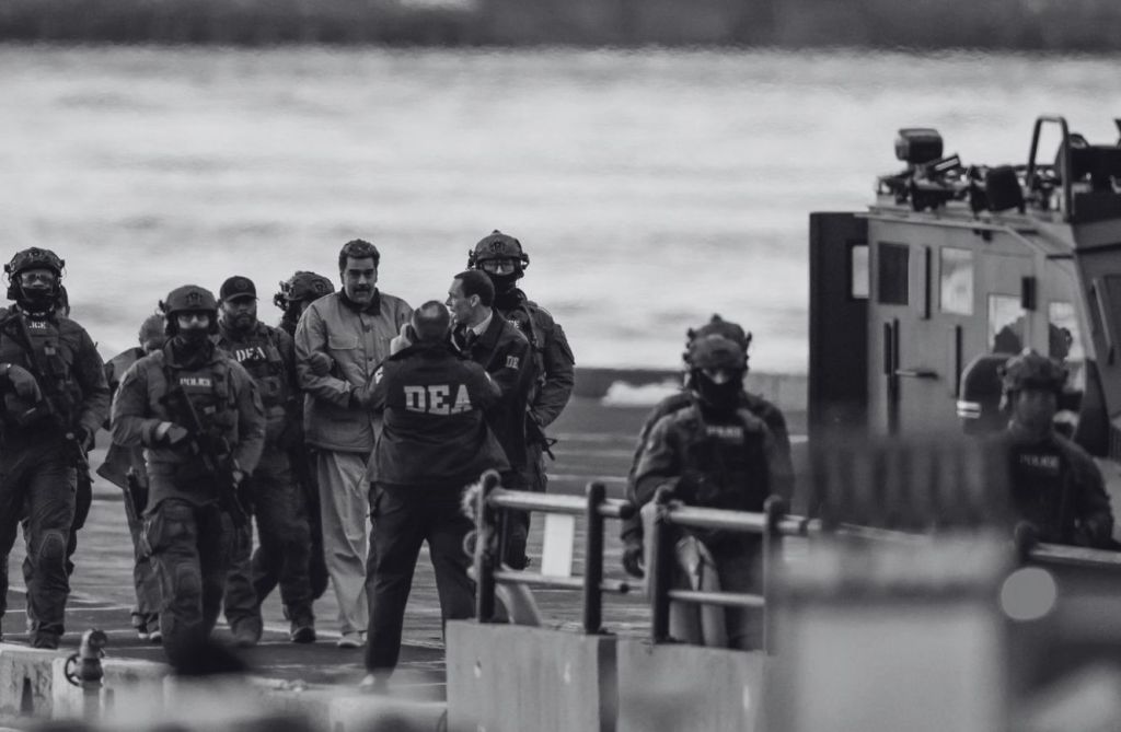 Cuando se acaban las licencias, se quiebran los mandos y se necesita un final: el Buen Vecino no golpea la puerta, la&nbsp;derriba”