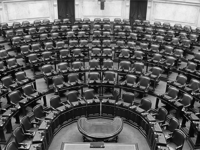 La doble muerte del debate: por qué la inestabilidad identitaria y el ciberespacio vaciaron la política&nbsp;argentina